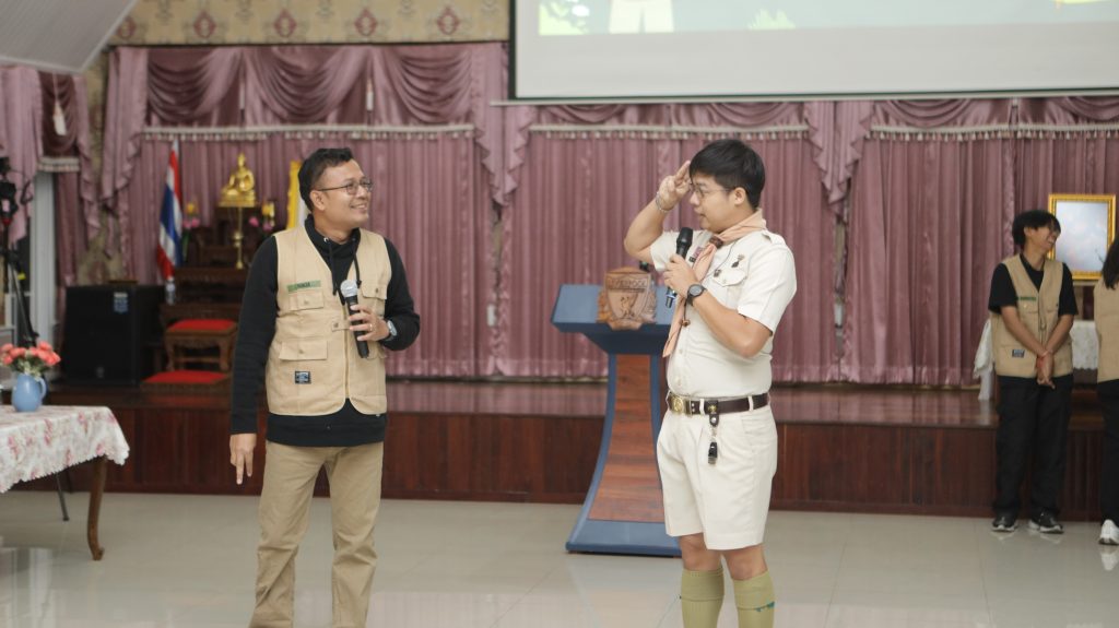 มากกว่าการฝึกอบรม คือการสร้าง "พลังใจ" และ "ทักษะชีวิต" ที่ยั่งยืน บันทึกการทำงาน: โครงการพัฒนาทักษะการดำรงชีวิตประจำวันฯ รุ่นที่ 1
ภารกิจ 3 วัน 2 คืน ณ ภูไพรธารน้ำ รีสอร์ท จ.กาญจนบุรี (13-15 ม.ค. 2569) เสร็จสิ้นลงแล้ว แต่ความประทับใจและผลลัพธ์ที่เกิดขึ้นยังคงชัดเจน
ในนามของ ทีมวิทยากร สถาบันฝึกอบรม Dr.Ake Training พวกเราขอสรุปแนวคิดเบื้องหลังการออกแบบหลักสูตรและการทำงานในครั้งนี้:
1. แนวคิดการออกแบบหลักสูตร (Instructional Design): โจทย์สำคัญจาก สมาคมผู้ปกครองคนพิการทางสติปัญญาแห่งประเทศไทย คือการพัฒนาทักษะการดำรงชีวิต เราจึงไม่ได้เน้นแค่ทฤษฎี แต่เราใช้กระบวนการ "Activity-Based Learning" หรือการเรียนรู้ผ่านกิจกรรม เพื่อให้ทั้งผู้ปกครองและน้องๆ ได้ทดลองทำจริง สื่อสารกันจริง และแก้ปัญหาร่วมกันจริง
2. บรรยากาศแห่งการเรียนรู้ (Learning Atmosphere): เราเชื่อว่า "สมองจะเปิดเมื่อหัวใจมีความสุข" ทีมงานจึงสร้างบรรยากาศแบบ Edutainment (สาระคู่ความสนุก) เพื่อลดความตึงเครียด ทำให้ผู้เข้าอบรมกล้าแสดงออก และเปิดรับเทคนิคใหม่ๆ ในการดูแลบุตรหลาน
3. ผลลัพธ์ที่เรามองเห็น (Key Outcomes):
...Skill Set: ผู้ปกครองได้รับเทคนิคทางจิตวิทยาและการสื่อสารเชิงบวก
...Mind Set: การเปลี่ยนมุมมองต่ออุปสรรค ให้กลายเป็นความท้าทายที่ก้าวข้ามได้
...Relationship: รอยยิ้มและอ้อมกอดที่แน่นขึ้นระหว่างครอบครัว คือตัวชี้วัดความสำเร็จที่ดีที่สุดของเรา
ขอขอบคุณ สมาคมผู้ปกครองคนพิการทางสติปัญญาแห่งประเทศไทย ที่ให้ความไว้วางใจ และขอขอบคุณ กองทุนส่งเสริมและพัฒนาคุณภาพชีวิตคนพิการ สำหรับงบประมาณสนับสนุนโครงการดีๆ เช่นนี้ครับ